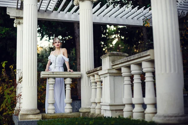 Modelo de moda con un vestido elegante — Foto de Stock