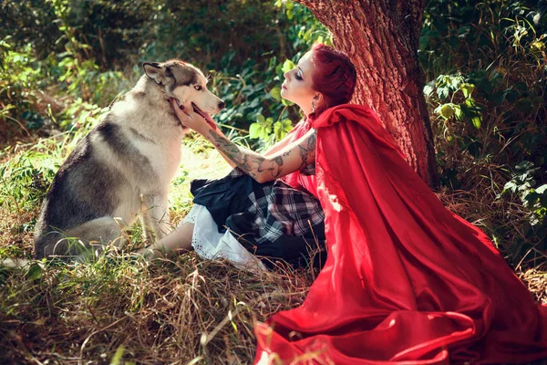 Mujer con perro husky — Foto de Stock