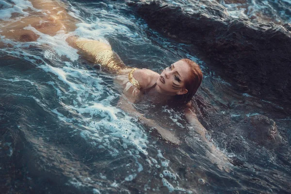 Sirena nadando en el mar — Foto de Stock