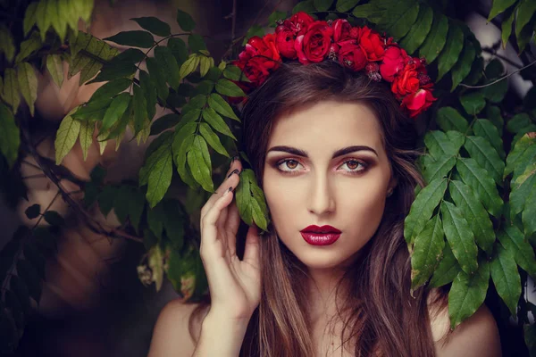 Donna con fiore rosso in capelli — Foto Stock