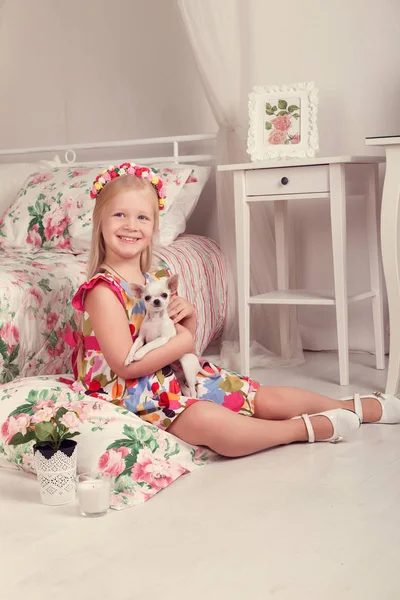 Little girl with flower wreath — Stock Photo, Image