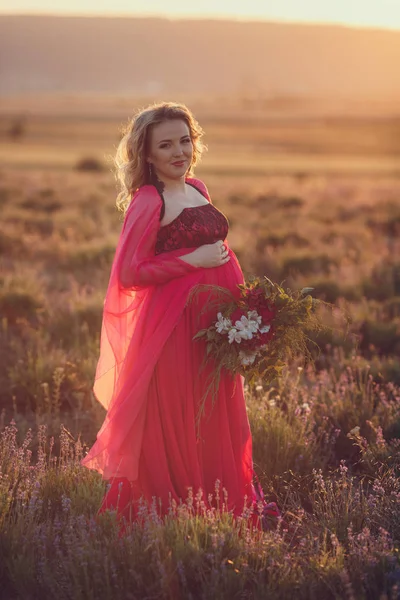 Zwangere vrouw houden van bloemen — Stockfoto