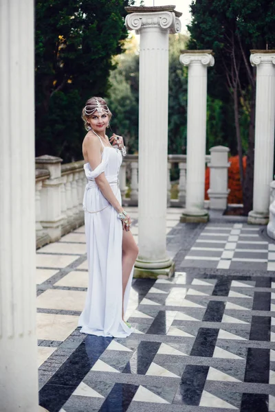 Modelka na sobě elegantní šaty — Stock fotografie