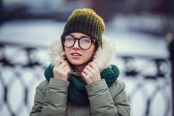 Рудоволоса дівчина в окулярах — стокове фото