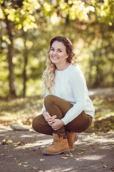 Mulher em um parque no outono — Fotografia de Stock