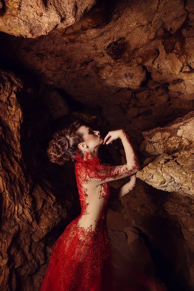 Mujer posando en cueva oscura — Foto de Stock