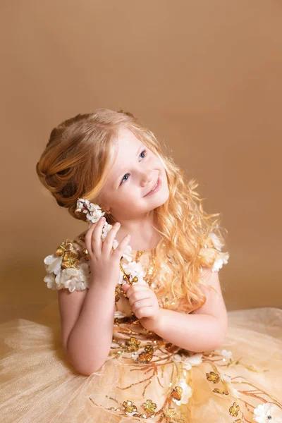 Dziewczynka z kręconych włosów złoty — Zdjęcie stockowe