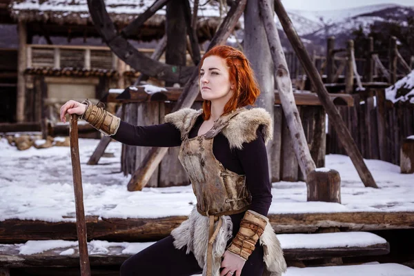 Viking woman with hammer — Stock Photo, Image