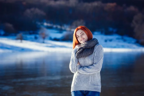 Mujer usando punto snood — Foto de Stock