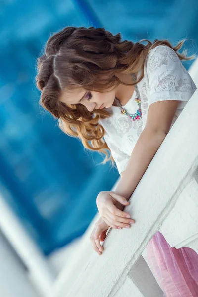 Beautiful girl at city street — Stock Photo, Image