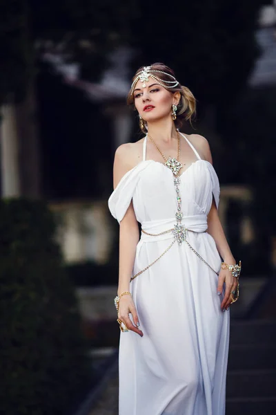 Fashion model draagt een elegante jurk — Stockfoto