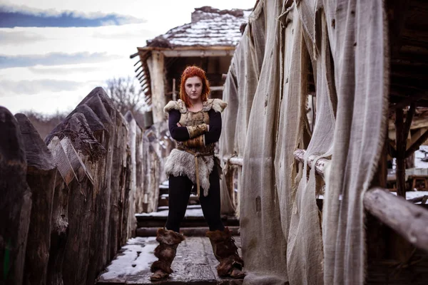 Viking vrouw in warrior kleding. — Stockfoto