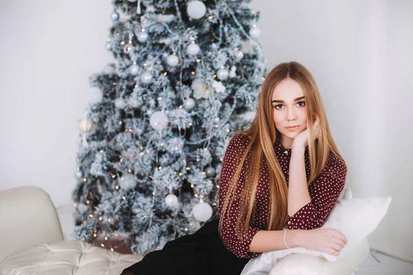 Menina posando no quarto decorado feriado — Fotografia de Stock