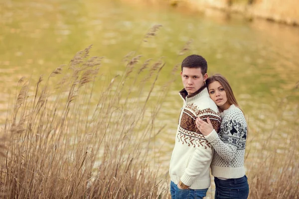 Chica abrazando a su novio al aire libre — Foto de Stock