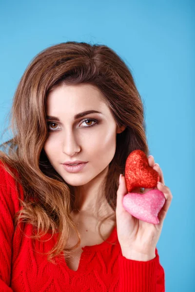 Mujer sosteniendo corazón rojo —  Fotos de Stock