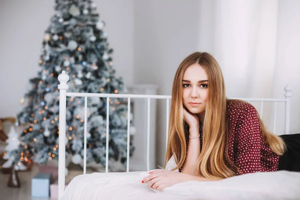 Chica acostada cerca de árbol de Navidad —  Fotos de Stock