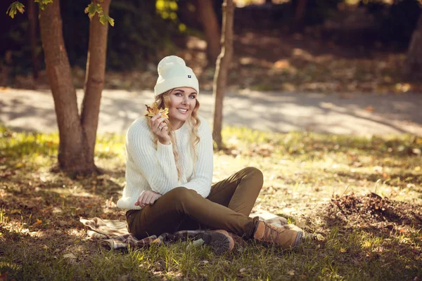 Frau im Herbst in einem Park — Stockfoto