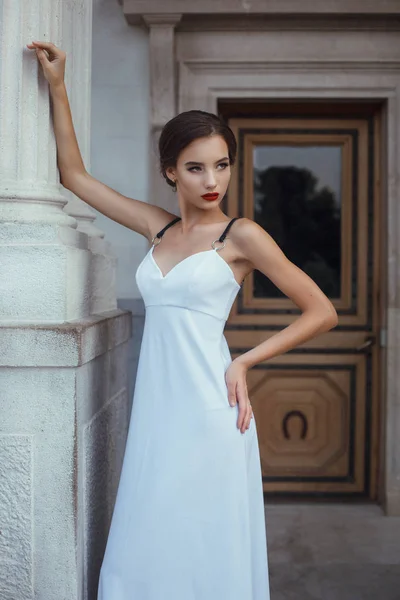 하얀 드레스를 입고 포즈를 취하는 여자 — 스톡 사진