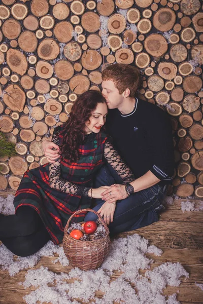 Casal segurando cesta com maçãs — Fotografia de Stock