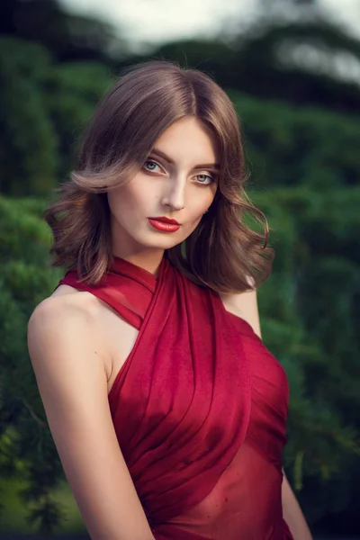Modell Mädchen in weinfarbenem Kleid — Stockfoto