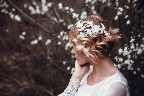Blond flicka i vit klänning — Stockfoto