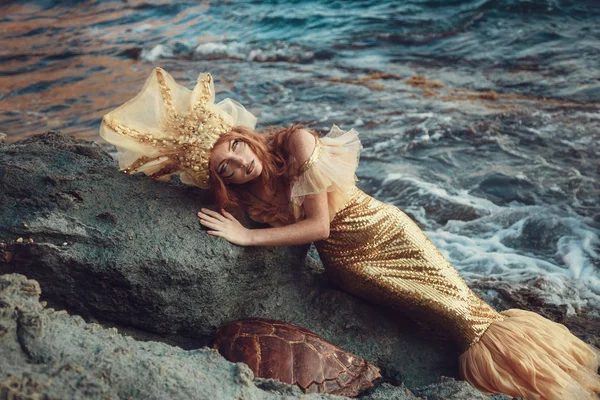 Meerjungfrau sitzt auf Felsen — Stockfoto