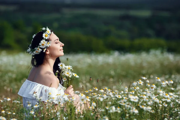 Flicka poserar i chamomiles fält — Stockfoto