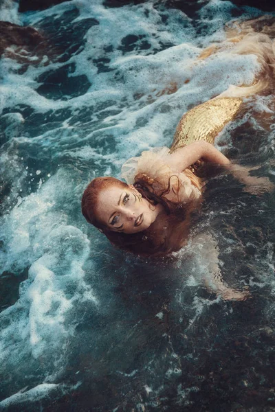Sjöjungfrun simning i havet — Stockfoto