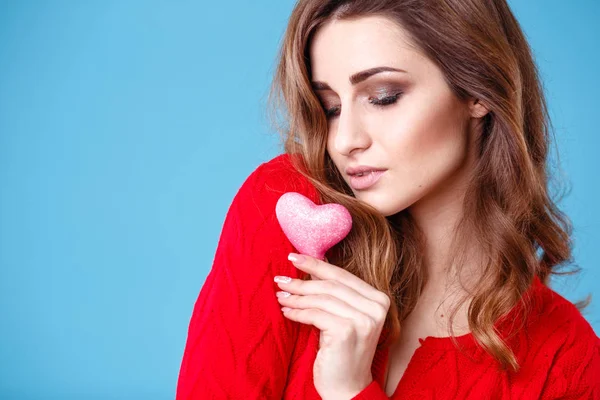 Woman holding pink heart — Stock Photo, Image