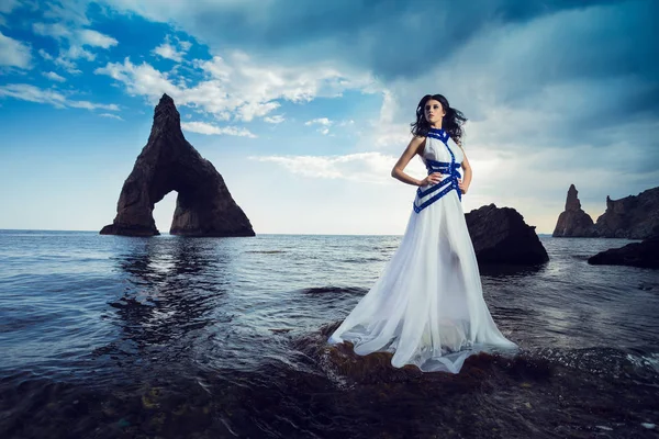 Mujer posando en el fondo del mar — Foto de Stock