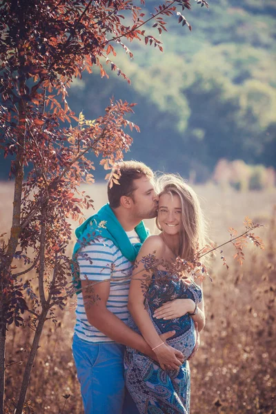 Muž objímala jeho těhotná manželka — Stock fotografie