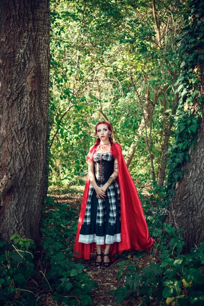 Mujer en Red Cape — Foto de Stock