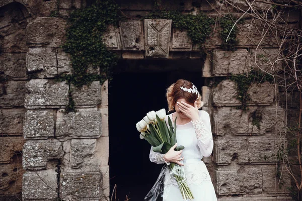 Meisje bedrijf witte tulpen — Stockfoto