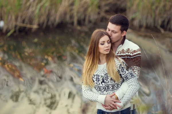 Man hugging his girlfriend — Stock Photo, Image