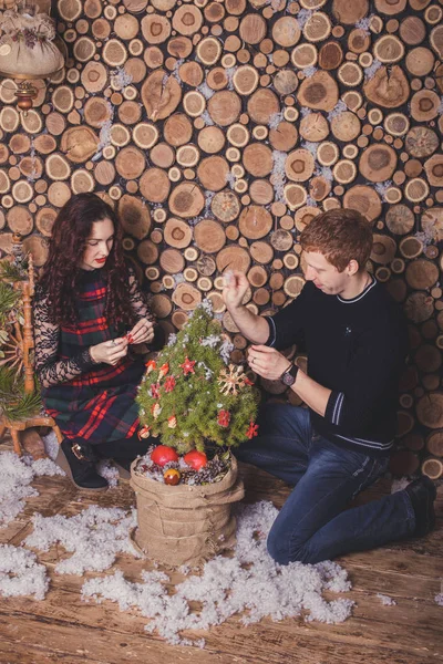 クリスマスツリーを飾るカップル — ストック写真
