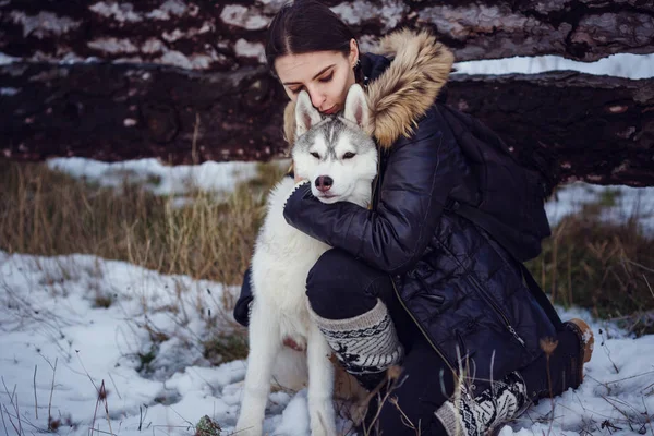 Vrouwelijke wandelaar met Siberische husky hond — Stockfoto