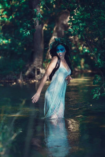 Vrouw met krans in water — Stockfoto