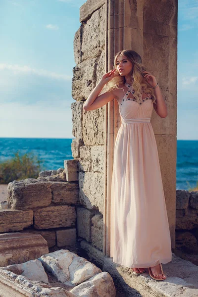 핑크 드레스에 곱슬 금발 여자 — 스톡 사진