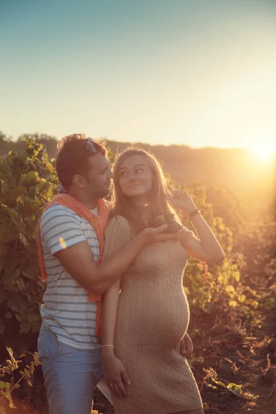 Kobieta w ciąży z mężem, przytulanie na zewnątrz — Zdjęcie stockowe