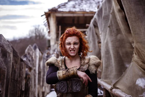 Женщина-викинг с выражением лица — стоковое фото