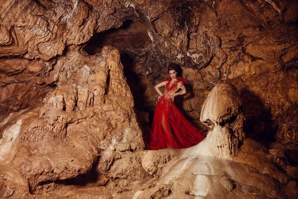 Γυναίκα με κόκκινο φόρεμα — Φωτογραφία Αρχείου