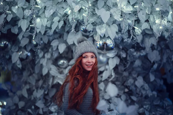 Redhair girl in night city lights — Stock Photo, Image