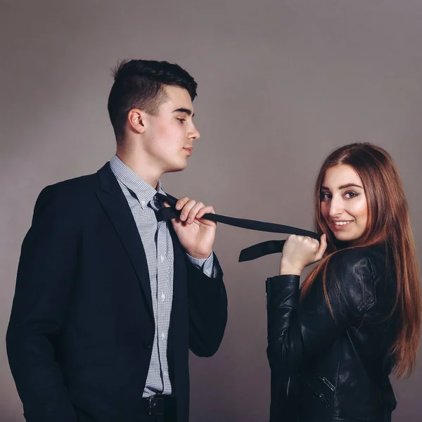 Jovem casal apaixonado — Fotografia de Stock