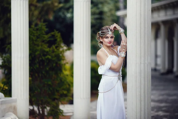Modelka na sobě elegantní šaty — Stock fotografie