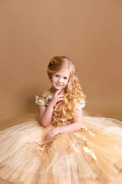 Little girl with curly golden hair — Stock Photo, Image