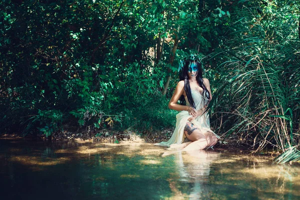 Mulher com grinalda na água — Fotografia de Stock