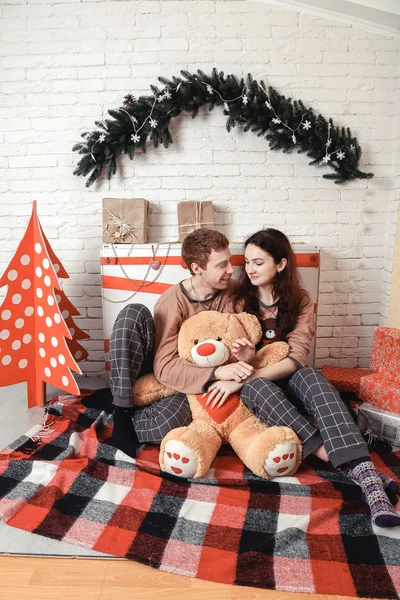 Par med julklappar — Stockfoto