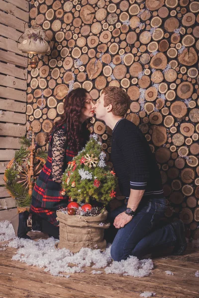 Pár líbání u vánočního stromu — Stock fotografie