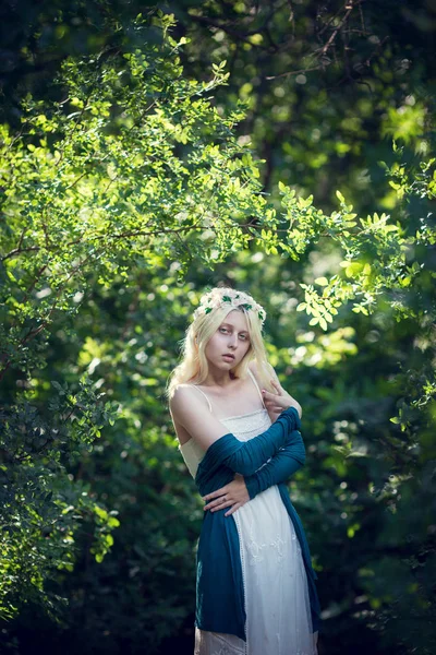 緑豊かな公園でポーズをとるアルビノ少女 — ストック写真