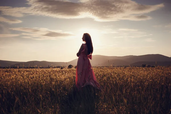 Жінка ходить на пшеничному полі — стокове фото